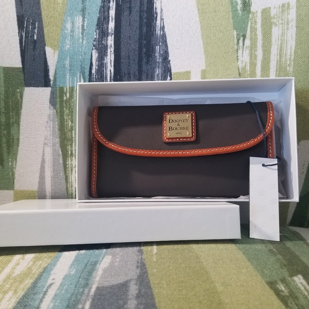 🎯Dooney and Bourke Torino Continental Clutch In Brown Tmoro